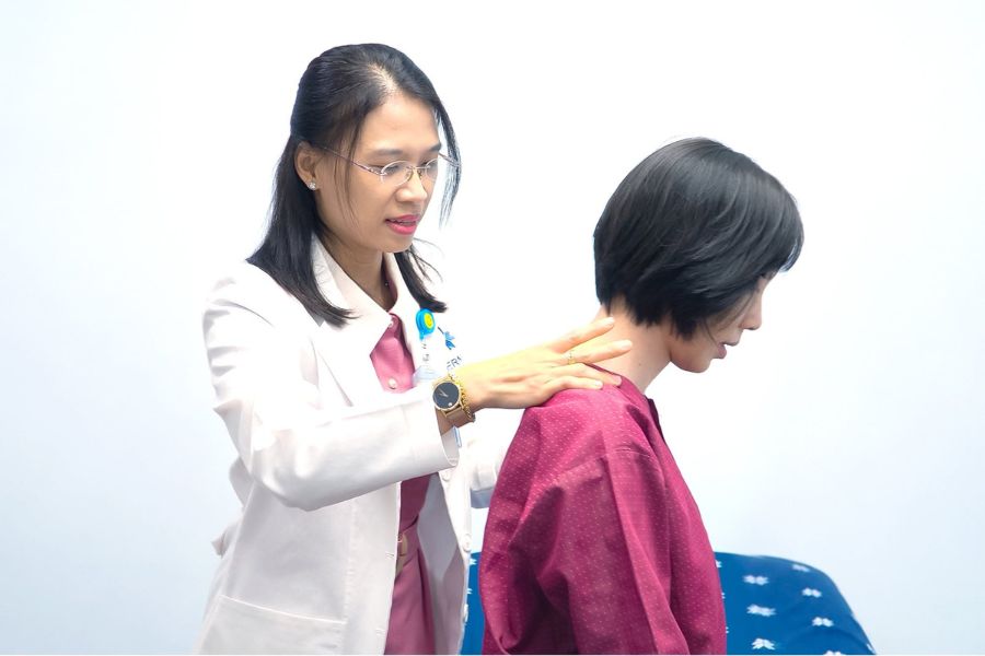 Người bệnh được nhân viên y tế hướng dẫn chu đáo trước khi bước vào phòng kiểm tra