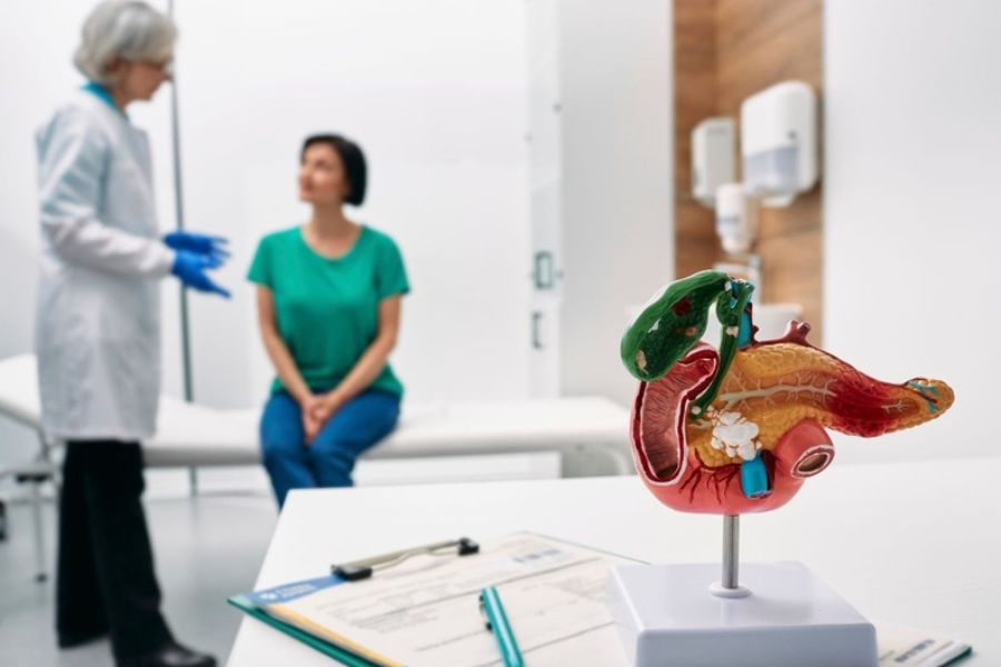 Đau bụng trên rốn tái diễn, sụt cân hoặc đi ngoài phân mỡ cần được khám chuyên khoa và làm xét nghiệm theo chỉ định
