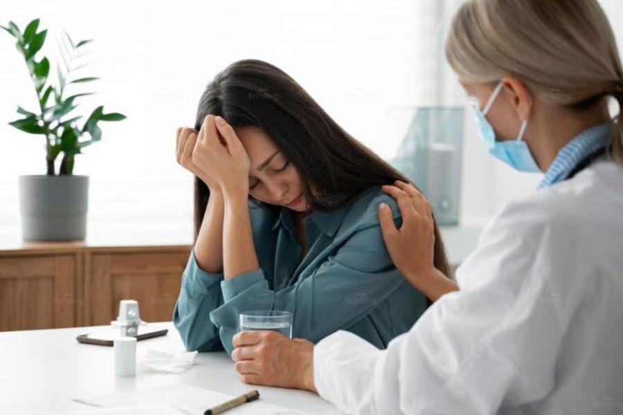 Cần đi khám khi kinh nguyệt không đều kéo dài, ra máu nhiều hoặc kèm đau bụng dữ dội, chóng mặt