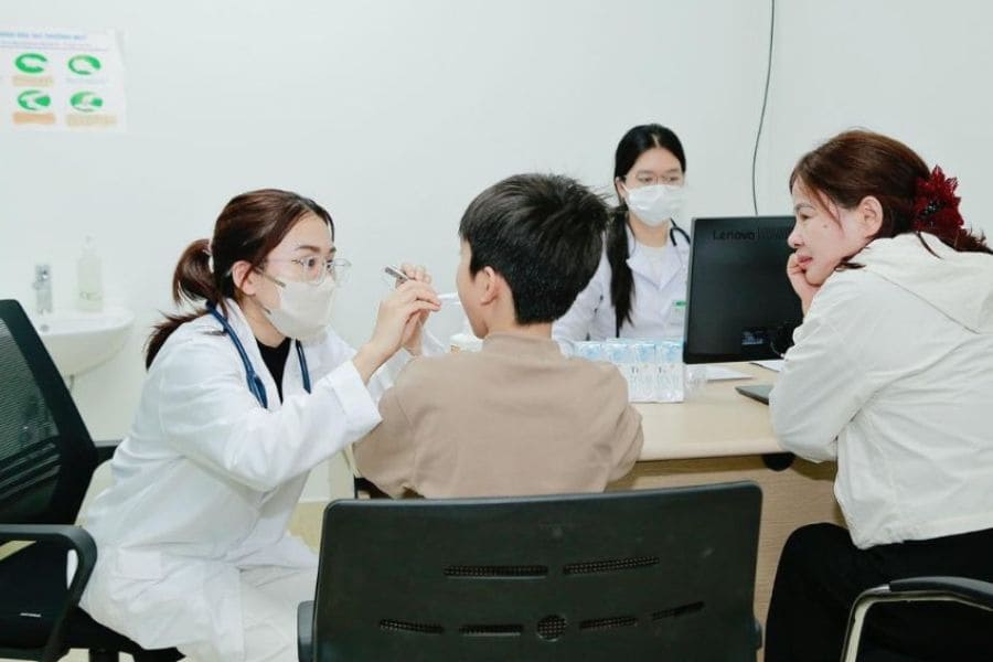 Bệnh viện Đại học Y Dược cơ sở Linh Đàm có đội ngũ bác sĩ chuyên môn Nhi khoa