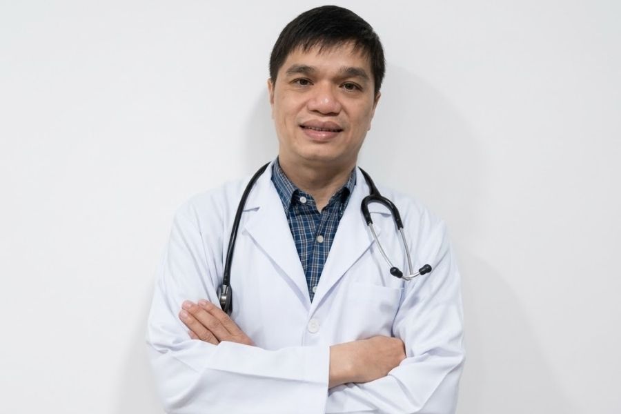 TS.BS. Nguyễn Chí Thành nội soi dạ dày tại Phòng khám ĐKQT Golden Healthcare (Ảnh: Đặt khám nhanh)