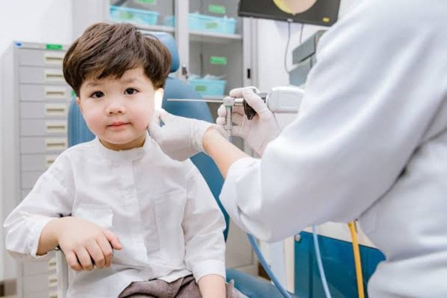 Khám và chẩn đoán viêm tai giữa tại Bệnh viện Đa khoa Quốc tế Thu Cúc (Ảnh: TCI)