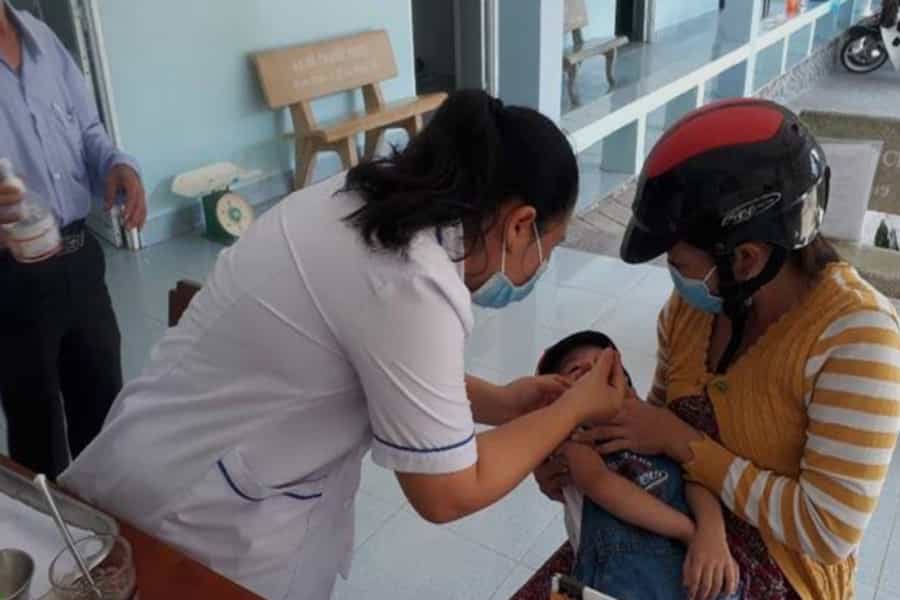 Y bác sĩ tận tâm trong từng khâu khám chữa bệnh (Nguồn: trungtamytetambinh.vn)