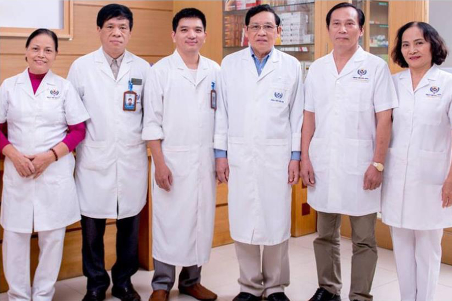 Chuyên gia phẫu thuật thần kinh ở Hà Nội - PGS.TS.BS Nguyễn Thọ Lộ và các đồng nghiệp.