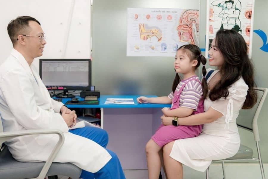 Khám viêm tai giữa cho trẻ ở đâu Hà Nội - Hệ thống nội soi hỗ trợ bác sĩ đánh giá tình trạng tai tại MEDLATEC (Ảnh: Medlatec)