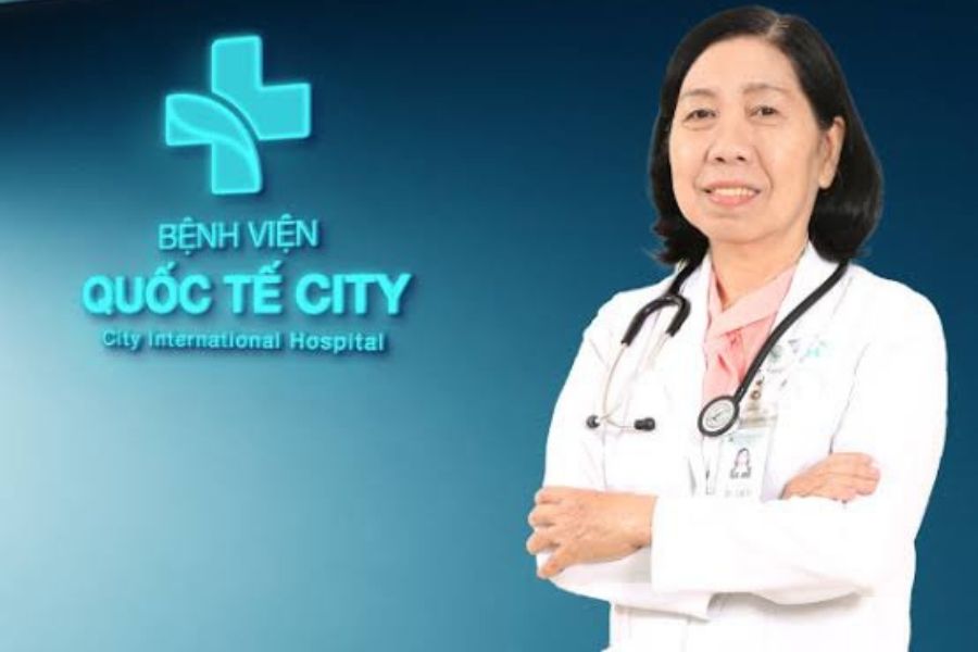Đưa trẻ đi khám dị ứng đạm sữa bò với bác sĩ Nguyễn Thị Lệ Liễu (Ảnh: Bệnh viện Quốc tế City)