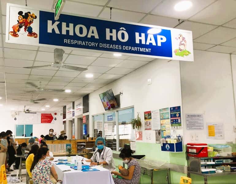 Khám hô hấp nhi ở Khoa hô hấp Bệnh viện Nhi Đồng 1. Ảnh: BV Nhi Đồng 1
