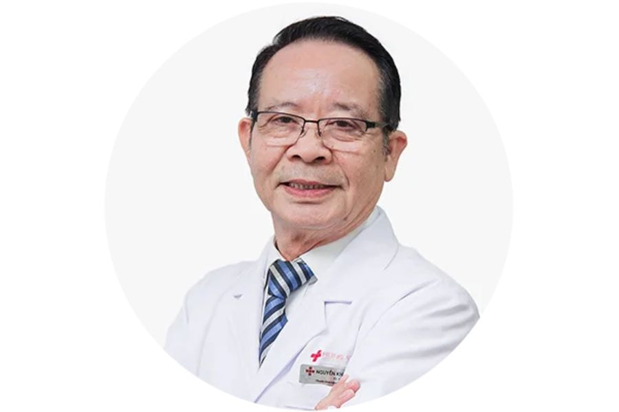 TS.BS Nguyễn Khắc Đức thăm khám tại Bệnh viện Ung bướu Hưng Việt, nơi có chuyên khoa gan mật (Ảnh: Bệnh viện Ung bướu Hưng Việt)