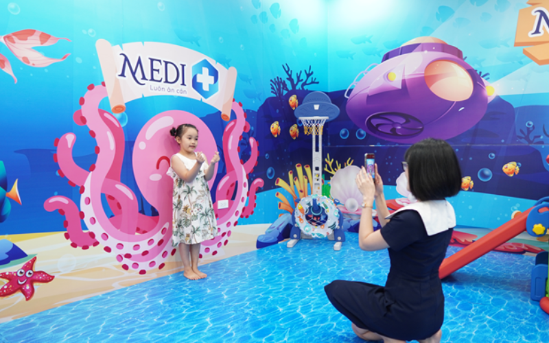 Khu vui chơi tại MEDIPLUS giúp bé thoải mái hơn khi khám tại phòng khám táo bón cho trẻ Hà Nội (Ảnh: Phòng khám Đa khoa MEDIPLUS).