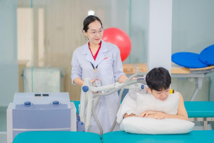 Khám chữa tại cơ sở chuyên sâu về y học cổ truyền và phục hồi chức năng (Ảnh: Báo Sức khỏe & Đời sống)