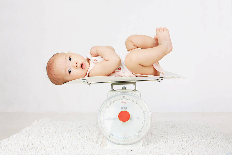 Theo dõi cân nặng của trẻ sơ sinh là bước chăm sóc cần thiết đảm bảo trẻ phát triển đồng đều.