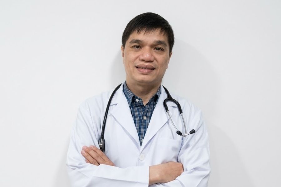 Bác sĩ Nguyễn Chí Thành khám viêm đại tràng tại Golden Healthcare