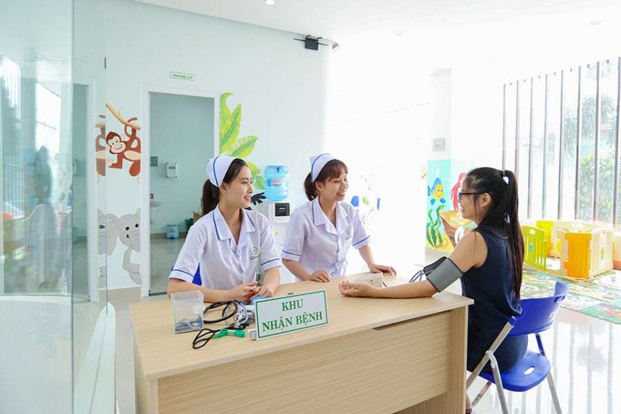 Phòng khám có hỗ trợ xuất hóa đơn đỏ và các giấy tờ y tế liên quan giúp người bệnh tiện thanh toán với các đơn vị bảo hiểm thương mại (Ảnh: Click49)