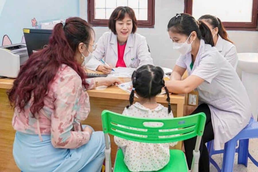 Bệnh viện Nhi Trung ương tiếp nhận trẻ có biểu hiện chậm nói và khó khăn về ngôn ngữ (Ảnh: hanoimoi)