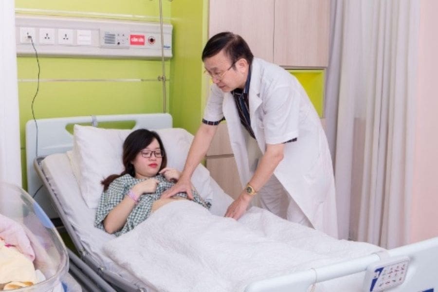 ThS.BS Nguyễn Bá Phê có gần 40 năm kinh nghiệm trong lĩnh vực sản phụ khoa (Ảnh: Bcare)