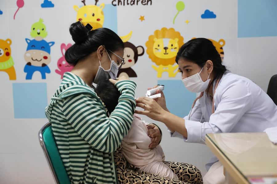 Khám hen cho trẻ nhỏ ở Bệnh viện Nhi Đồng 2. Ảnh: laodong