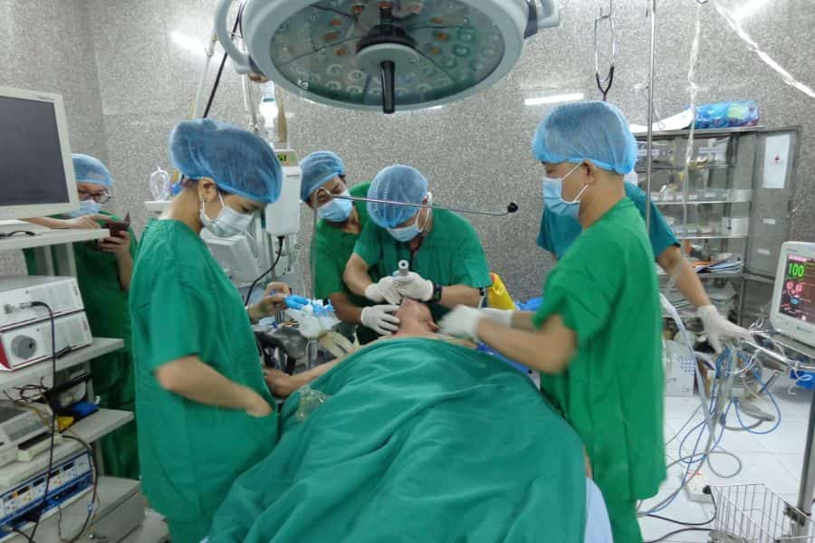 Các bác sĩ đang thực hiện chuyển giao kỹ thuật phẫu thuật nội soi lồng ngực tại Bệnh viện Phổi Đồng Tháp (Ảnh: Báo điện tử Đảng Cộng sản Việt Nam)