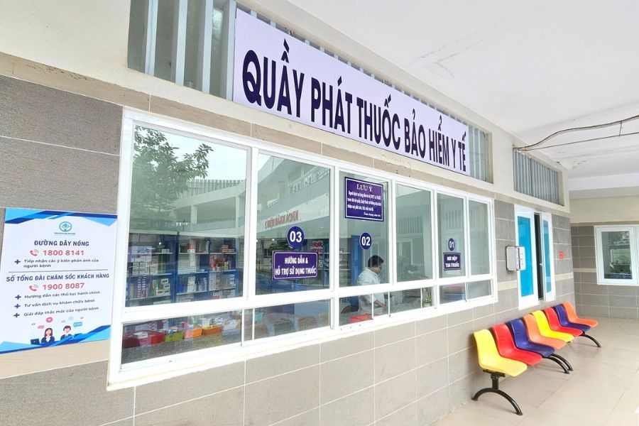 Quầy phát thuốc BHYT tại Bệnh viện ĐK Bình Dương (Ảnh: Báo Tuổi trẻ)