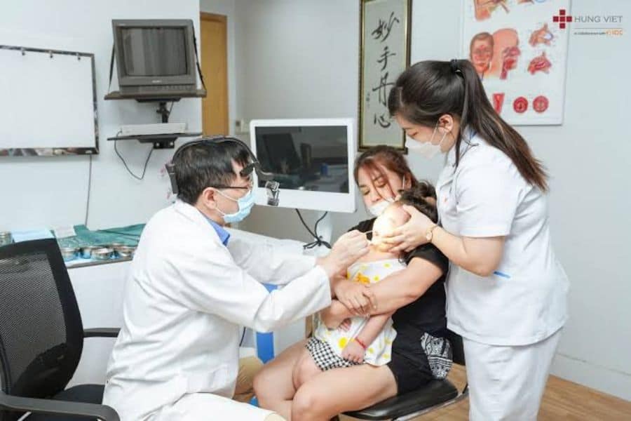 Khám viêm tai giữa cho trẻ ở đâu Hà Nội - Bệnh viện Ung bướu Hưng Việt tiếp nhận khám cho trẻ em (Ảnh: Bệnh viện Ung bướu Hưng Việt)