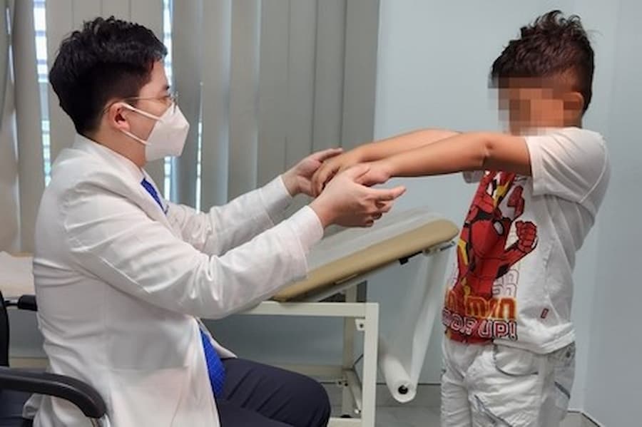Khám thần kinh nhi với bác sĩ chuyên khoa Thần kinh. Ảnh: baolongan