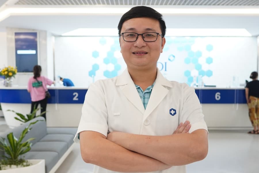 TS.BS Phạm Bình Nguyên thăm khám tại Phòng khám Đa khoa MEDIPLUS, nơi có chuyên khoa Tiêu hóa (Ảnh: Phòng khám Đa khoa MEDIPLUS)