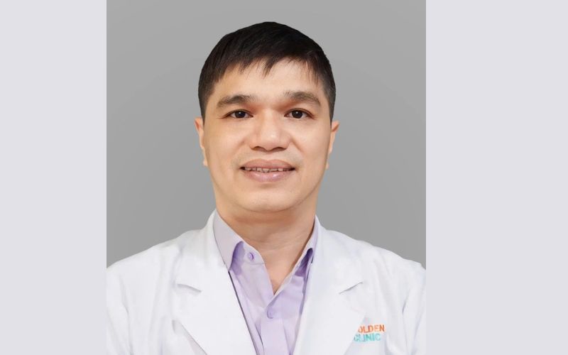 ThS.BS Nguyễn Chí Thành thăm khám viêm loét dạ dày, hỗ trợ đặt lịch bác sĩ khám viêm dạ dày TPHCM (Ảnh: Phòng khám Đa khoa Quốc tế Golden Healthcare)