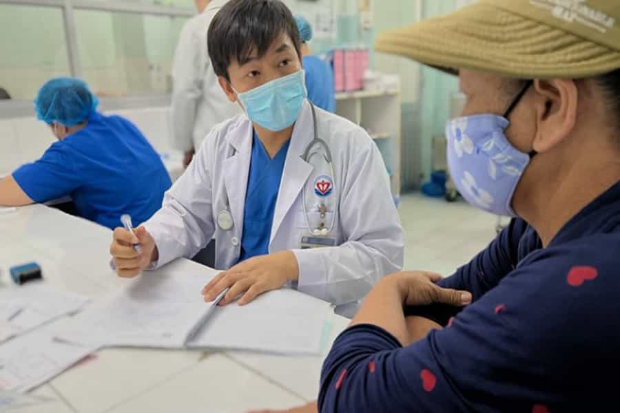 Bệnh viện sở hữu đội ngũ y bác sĩ chuyên khoa giàu kinh nghiệm, đáp ứng tốt nhu cầu chăm sóc sức khỏe của nhân dân (Nguồn: Báo Lao động)