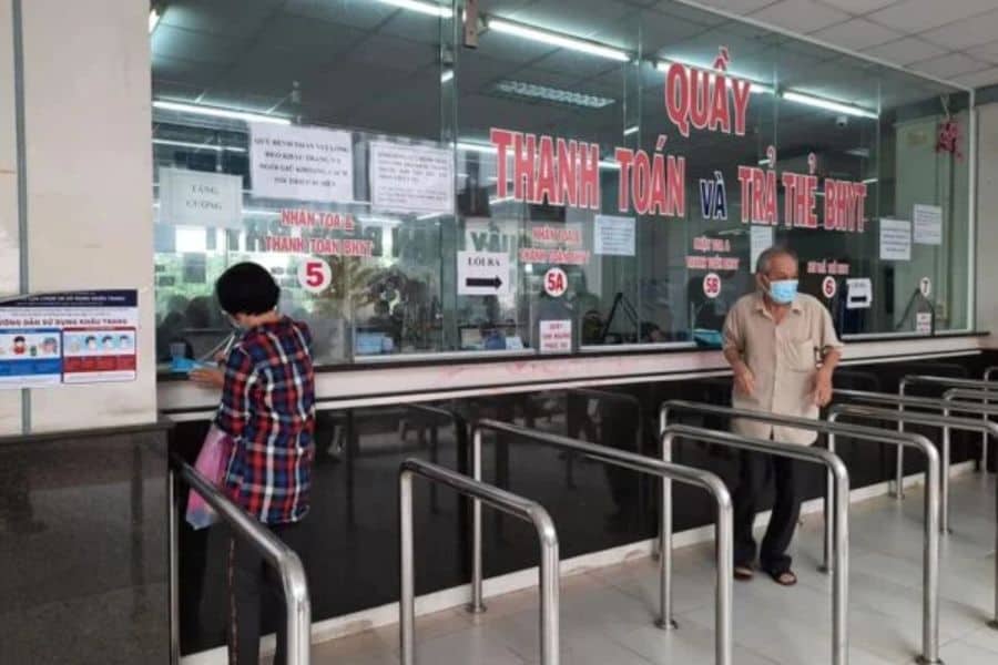Quầy thanh toán và Trả thẻ BHYT tại Bệnh viện Đa khoa Tân Phú (Ảnh: YouMed)