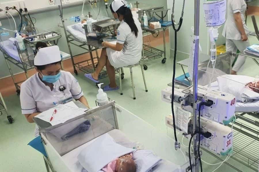 Người bệnh dùng thẻ BHYT để tìm hiểu quyền lợi khám chữa bệnh tại Bệnh viện Sản - Nhi Cà Mau (Ảnh: Báo Dân trí)
