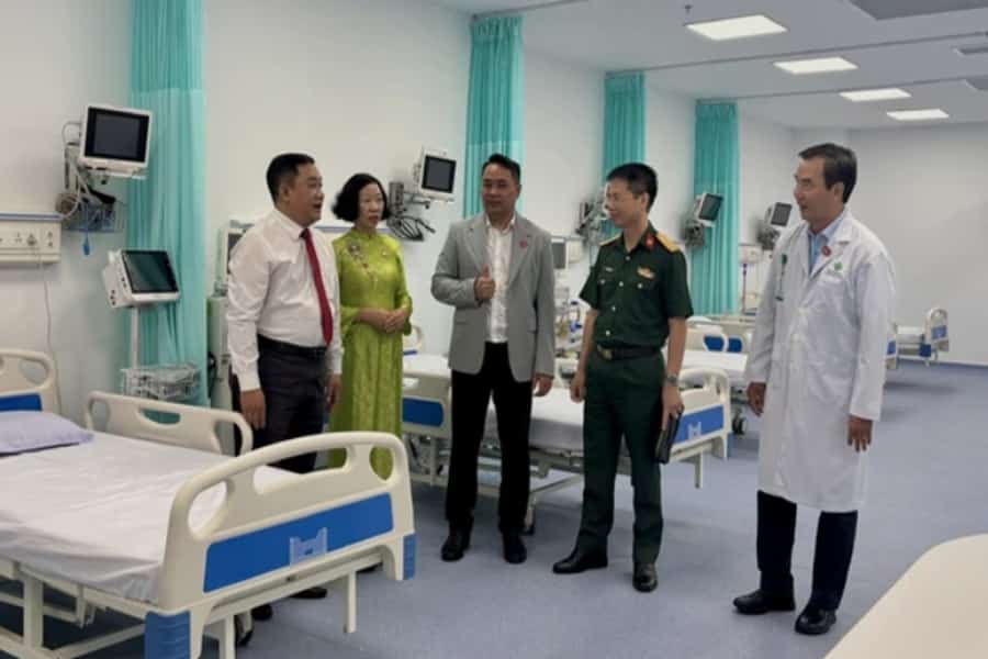 Đội ngũ y bác sĩ và nhân viên y tế tại Bệnh viện Đa khoa Sài Gòn Nha Trang trực tiếp thăm khám, tư vấn và chăm sóc sức khỏe đa khoa cho người dân khu vực (Nguồn: Báo Thanh Niên)