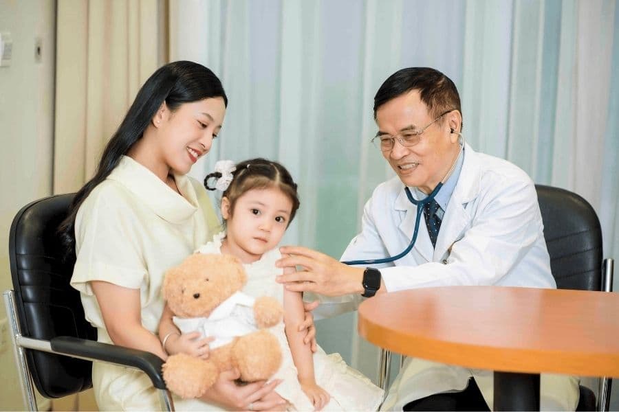 Khám bệnh truyền nhiễm cho trẻ với bác sĩ Phạm Nhật An (Ảnh: Vinmec)