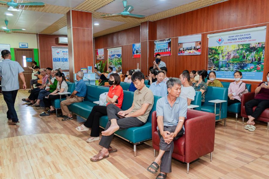Người bệnh chỉ cần xuất trình thẻ BHYT hoặc VNeID để làm thủ tục khám nhanh chóng