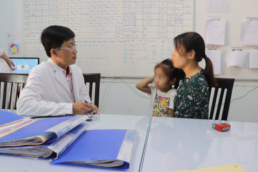 Khám dậy thì sớm với các bác sĩ chuyên khoa nội tiết. Ảnh: nguoilaodong