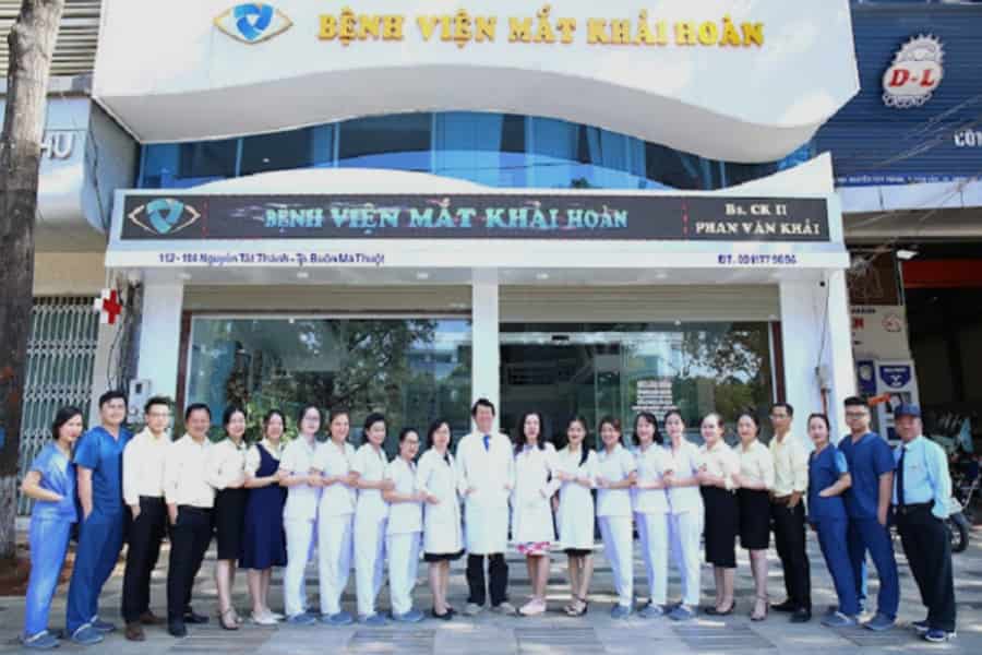 Đội ngũ bác sĩ và nhân viên y tế tại Bệnh viện Mắt Khải Hoàn trực tiếp tư vấn, tiếp nhận khám và chăm sóc thị lực cho bệnh nhân (Nguồn: kinhcansg)