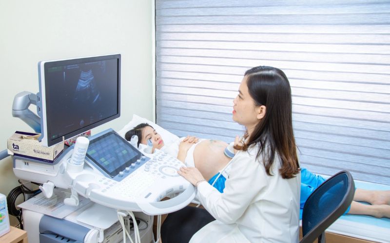 Bác sĩ siêu âm hình thái thai cho mẹ bầu tại Phòng khám Bệnh viện Đại học Y Dược 1 (Ảnh IVIE - Bác sĩ ơi)