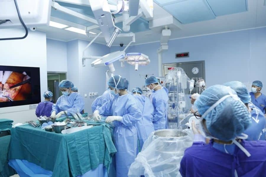Bệnh viện Việt Đức quy tụ đội ngũ bác sĩ và chuyên gia y tế giàu kinh nghiệm (Ảnh: Báo Lao động)