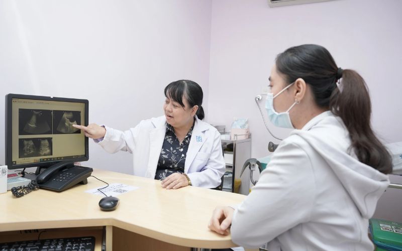 Bác sĩ tư vấn điều trị cho chị em bị lạc nội mạc tử cung (Ảnh: Báo Thanh Niên)