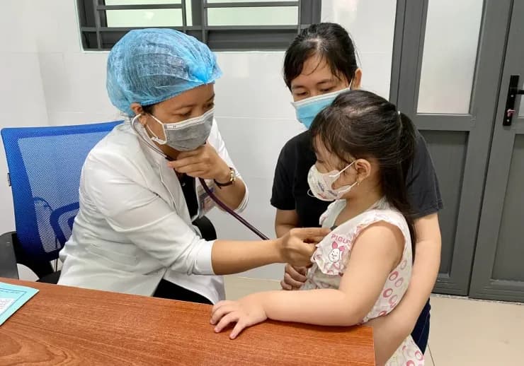 Khám hô hấp nhi khi con nhỏ có biểu hiện bệnh viêm phế quản, hen suyễn… Ảnh: Medpro