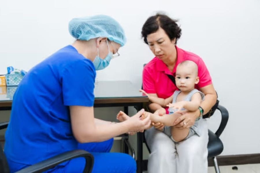 Khoa Nhi Bệnh viện Đa khoa Quốc tế Thu Cúc tiếp nhận thăm khám cho trẻ 