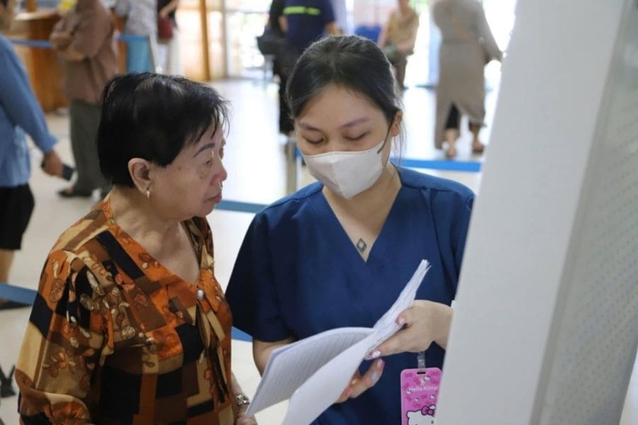 Liên hệ Trung tâm Y tế Quân dân y Tây Ninh để xác nhận thông tin về BHYT (Ảnh: Báo Tuổi Trẻ)