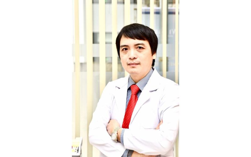 PGS.TS Nguyễn Tuyết Xương tại Bệnh viện Đại học Y Dược, Cơ sở Linh Đàm hỗ trợ thăm khám khi bố mẹ tìm bác sĩ khám viêm tai giữa trẻ em giỏi Hà Nội (Ảnh: Bệnh viện Đại học Y Dược, Cơ sở Linh Đàm)