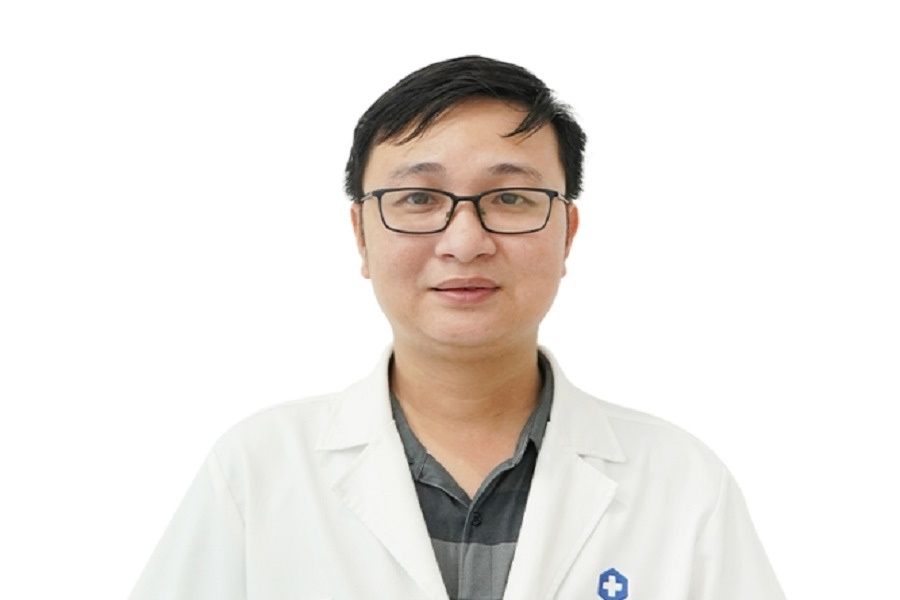 Khám bệnh với bác sĩ nội soi đại tràng giỏi Hà Nội Phạm Bình Nguyên (Ảnh: IVIE)