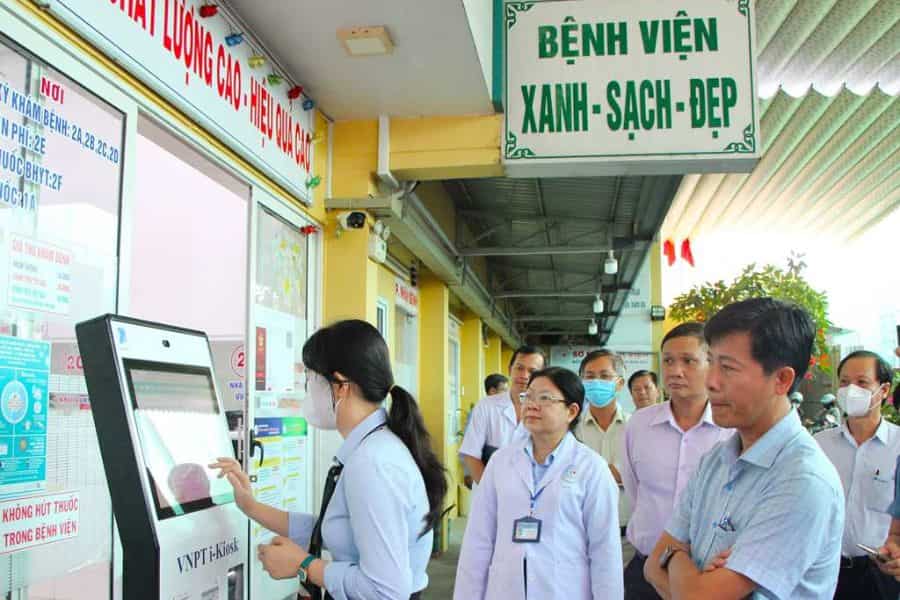 Người bệnh có thể sử dụng thẻ BHYT để tối ưu chi phí khám chữa bệnh