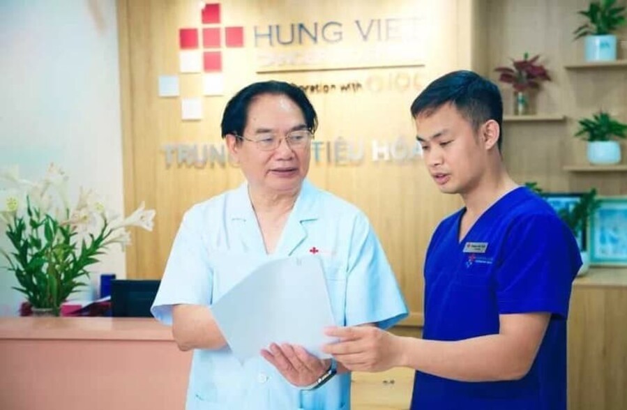 GS.TS.BS Hà Văn Quyết thăm khám tại Bệnh viện Ung bướu Hưng Việt (Ảnh: Bệnh viện Ung bướu Hưng Việt)
