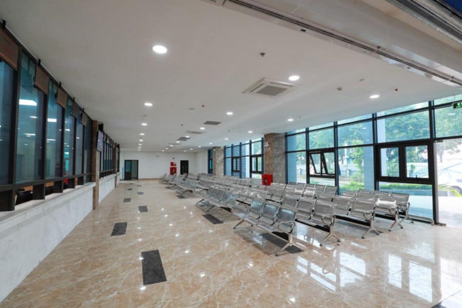 Khu vực sảnh chờ tại Bệnh viện Đại học Y Dược - Cơ sở Linh Đàm (Ảnh: VNU)