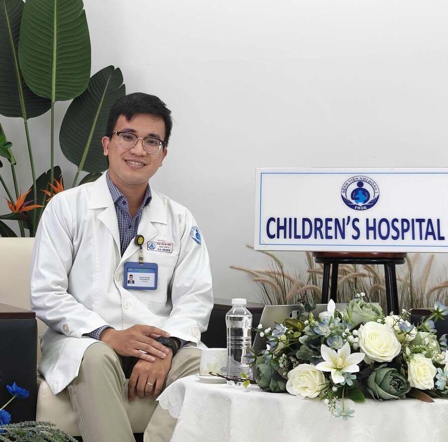 Bác sĩ Trần Kim Phú công tác tại Bệnh viện Nhi Đồng 1. Ảnh: Facebook