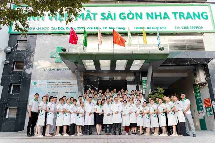 Đội ngũ y bác sĩ tại Bệnh viện Mắt Sài Gòn Nha Trang (Ảnh: Báo Khánh Hoà)