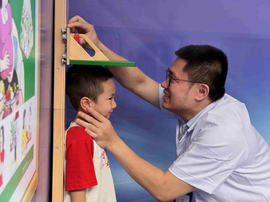 Khám phát triển để đánh giá sức khỏe tổng quát cả về thể chất và tâm sinh lý cho trẻ. Ảnh: cafef