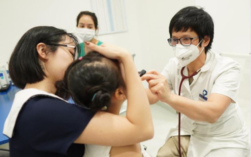 Bác sĩ Phạm Thị Vân Anh thăm khám tại Phòng khám Đa khoa MEDIPLUS, nơi có dịch vụ theo dõi tăng trưởng và tư vấn dinh dưỡng cho trẻ (Ảnh: Phòng khám Đa khoa MEDIPLUS)